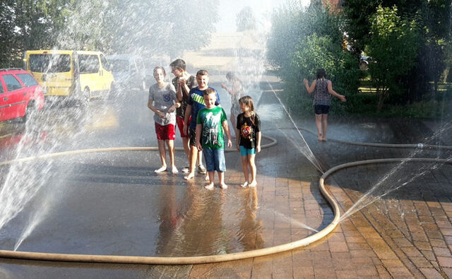 Wasserspiele der Kinder in der Pappelallee